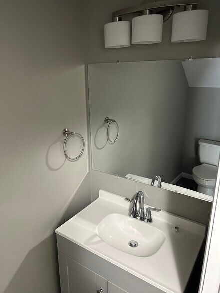 Half bath main floor - 239 Keswick Dr