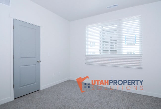 Building Photo - 1042 W 430 S