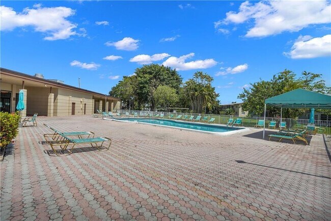 Building Photo - 7605 NW 5th Ct