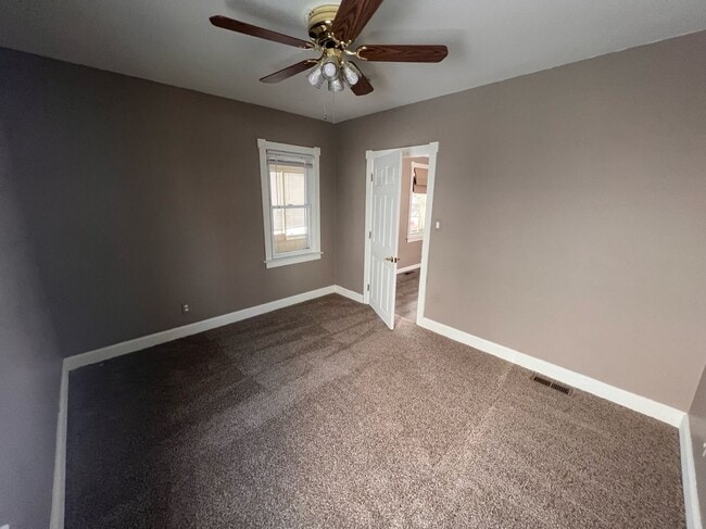 Building Photo - Move-In Ready- 2 bedroom/1 Bath Home in Eastpointe