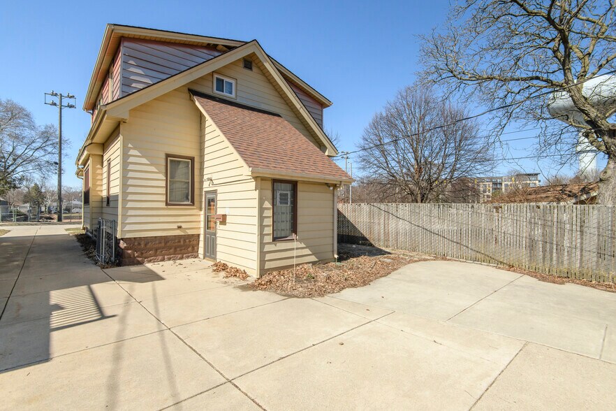 Building Photo - 2028 S 85th St