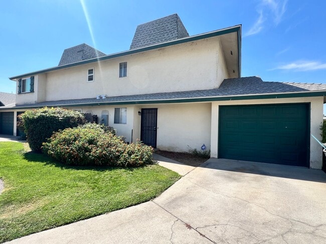 Building Photo - For Rent:  2BR/1.5BA Condo Near Fresno Sta...