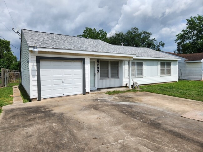 Building Photo - 203 Elm St