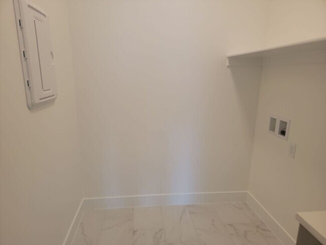 Building Photo - Bright and Spacious NEW 3 Bedroom Home!