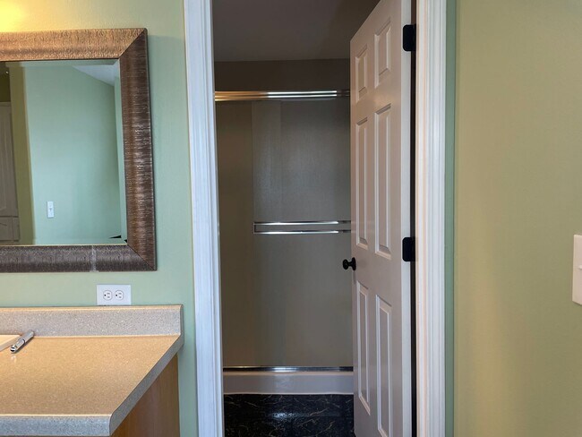 Building Photo - HALF MONTH FREE OF RENT Spacious 5 Bedroom Home! Granite Counters! Pet friendly! Tons of Room for...