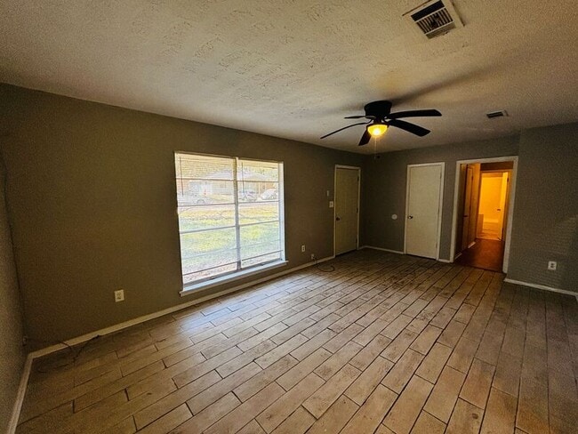 Building Photo - 130 E Woodcrest Dr