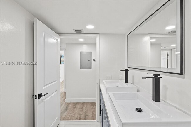 Building Photo - 470 S Park Rd