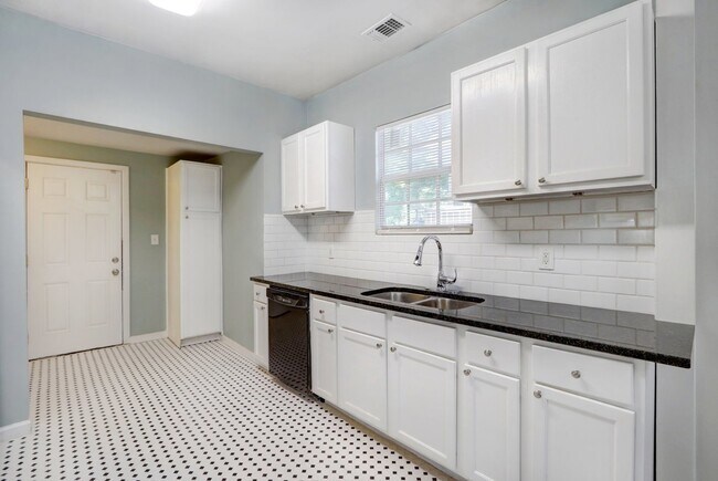 Building Photo - Single family house - within walking dista...