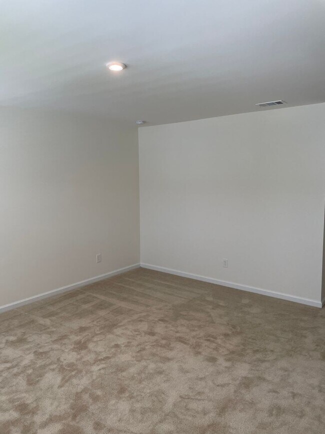 Building Photo - THE COMMONS AT RICHMOND HILL **Rent Specia...