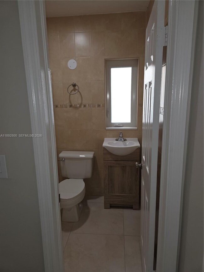 Building Photo - 1690 E 5th Ave