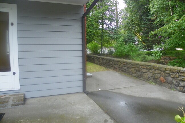 Building Photo - PETS CONSIDERED! Located in Bend's HISTORIC District, Walk to Drake Park! A/C, All Appliances, Ha...