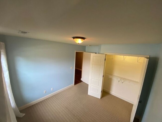 Building Photo - Now Offering ONE-MONTH FREE as Move-in Cre...