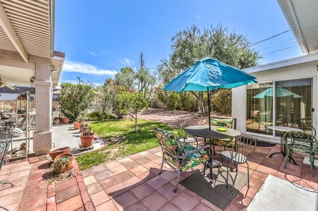 Building Photo - 1 Bedroom Casita with Pool Access!