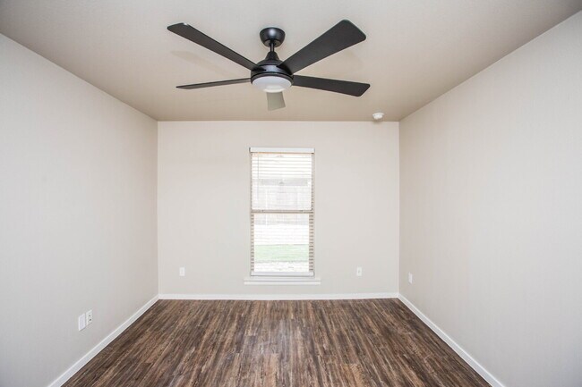 Building Photo - Modern 3/2/1 Duplex!