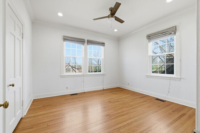 Building Photo - 1 Month's Free Rent - 5 Bedroom Home Between 12 South and Oak Hill