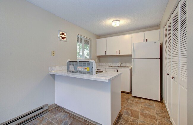 Building Photo - Elias / Boyd 701-03