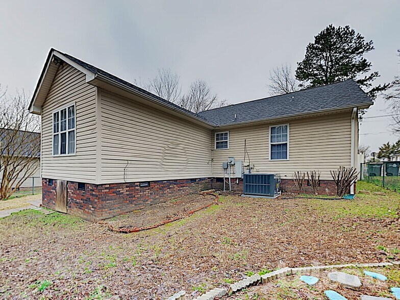 Building Photo - 615 Flicker St