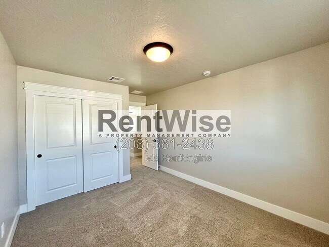 Building Photo - 5845 W Sprig Dr