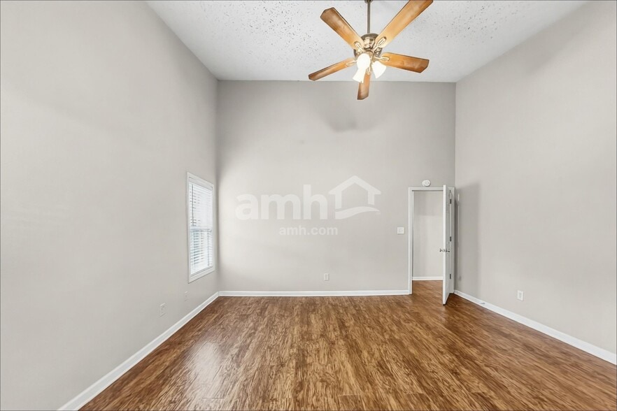 Building Photo - 840 James Ridge Dr