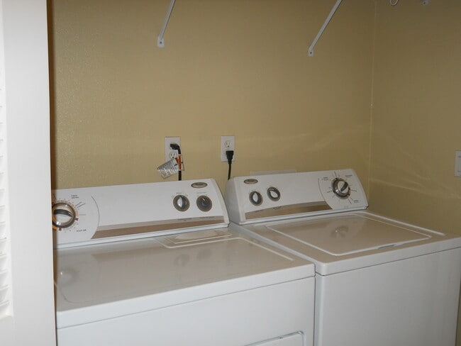 Building Photo - Beautiful 2 bedroom 2 bath town home plus ...