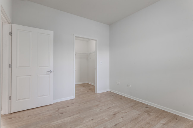 Building Photo - ReVerb Century Station Apt! (3200 S Oak Park)