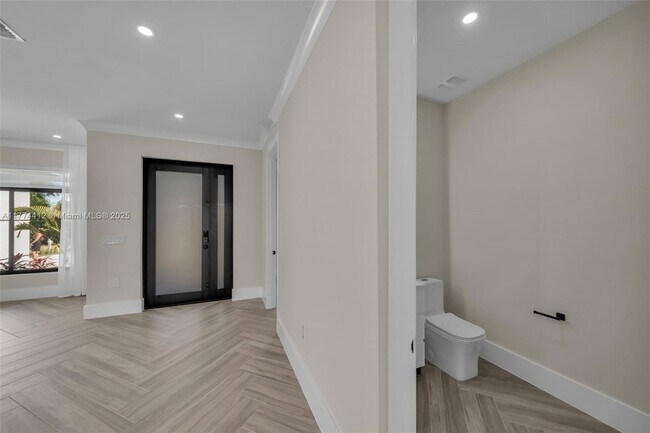 Building Photo - 3600 NE 9th Pl