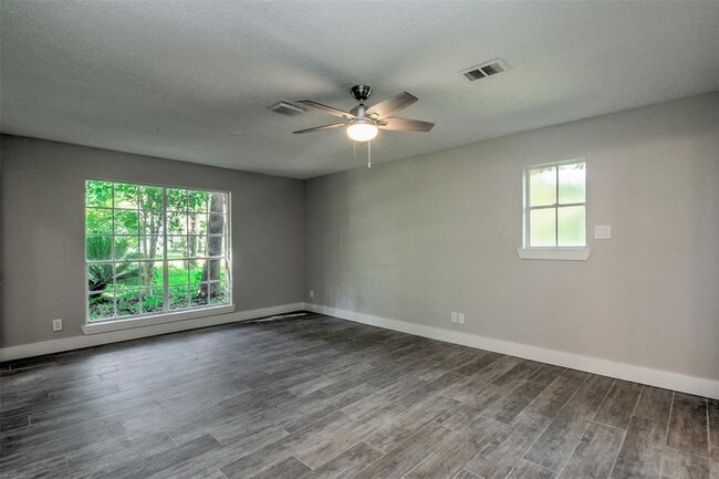 Building Photo - 915 Brook Forest Dr