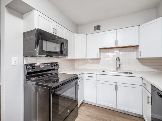 Building Photo - 593 Riverview Dr