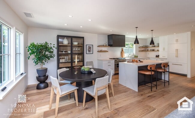 Building Photo - 3 Bedroom Exquisitely Furnished Home