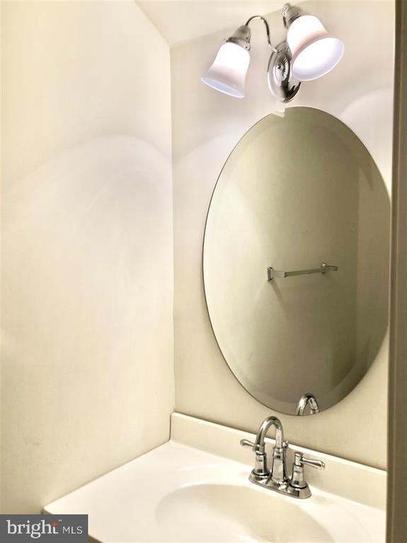 Building Photo - 1981 Logan Manor Dr