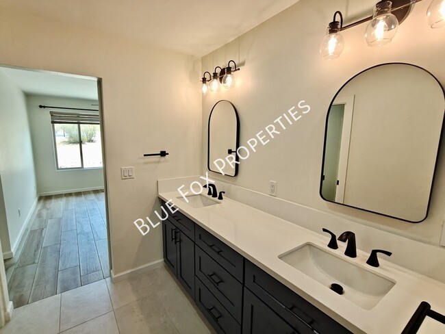 Building Photo - 5440 W Placita De La Promesa