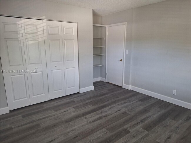 Building Photo - 324 NE 44th St