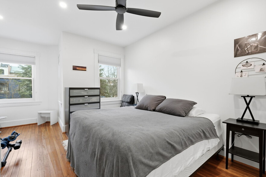 Building Photo - 502 D St NE