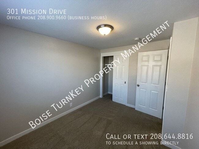 Building Photo - Amazing 3 Bedroom w/ 2 Living Spaces Centr...