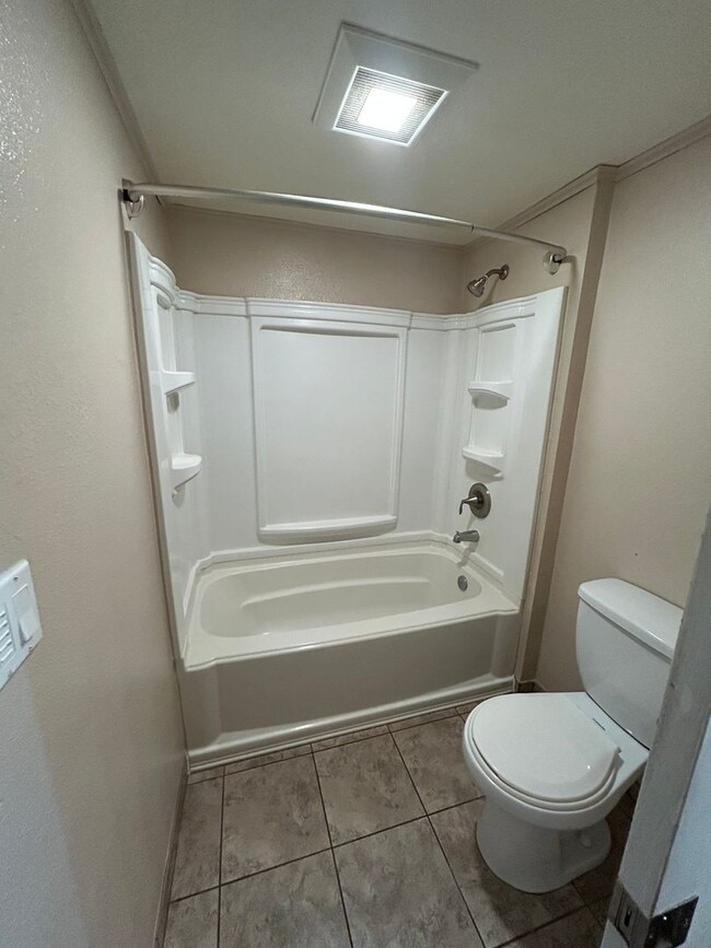 Building Photo - Beautiful 3-bedroom home with large yard