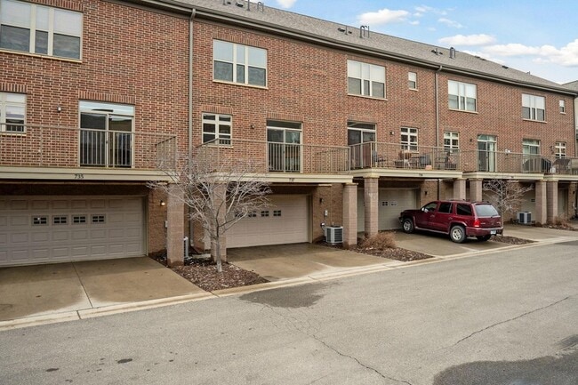 Building Photo - 737 Victoria Street S