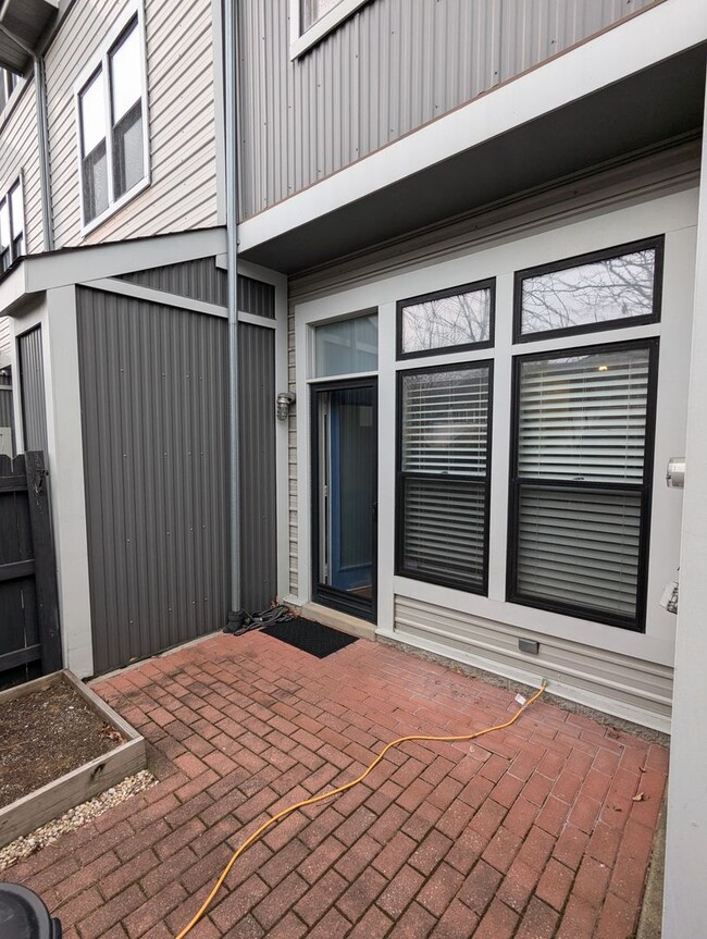 Building Photo - 2 Bedroom 1.5 Bathroom Townhouse with Off ...