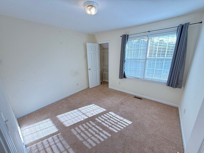 Building Photo - Beautiful 3 Bedroom 2.5 Bath End Unit Town Home with Lake View!