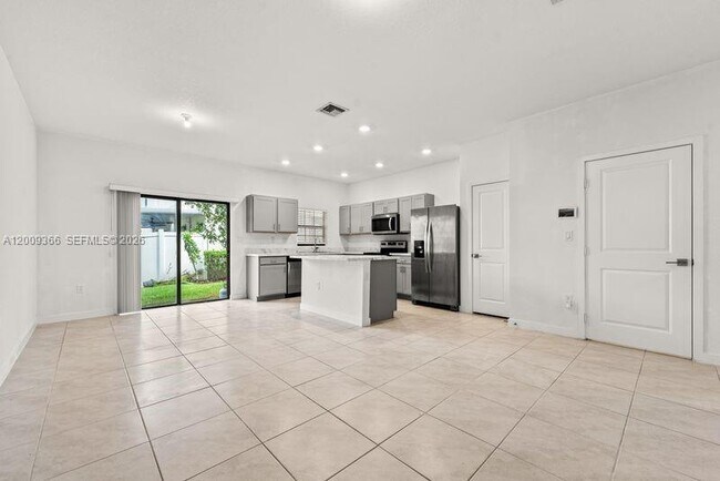 Building Photo - 1167 SW 7th Ct