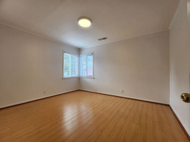 Building Photo - Check out this cozy 2-bedroom, 1-bathroom apartment located in the heart of Mountain View!