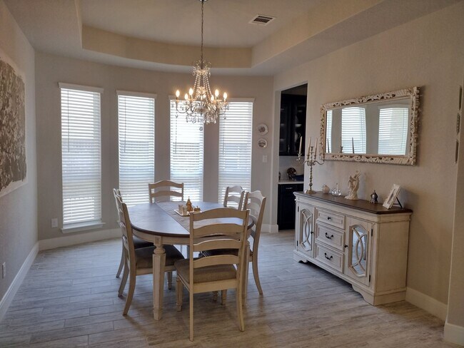 Building Photo - Beautiful 4 bedroom with a pool!!!