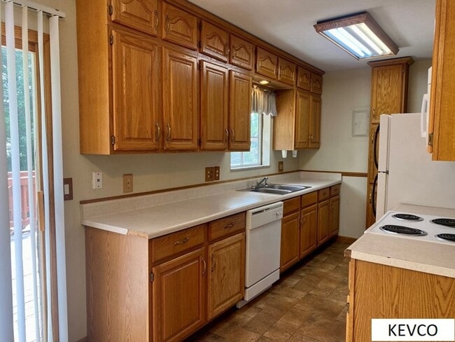 Building Photo - Spacious Home in Campus West!