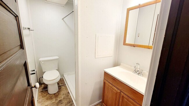 Building Photo - 5 Bedroom/ 2 Bathroom House - Downtown Available - 06/04/2026