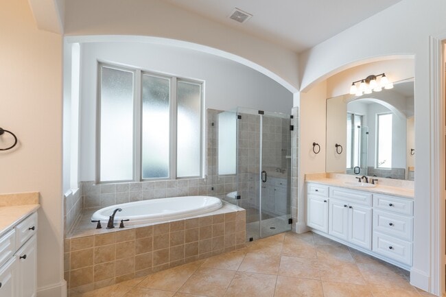 Building Photo - 14 N Player Manor Cir