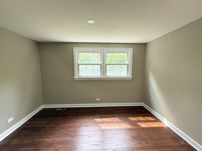 Building Photo - 1807 S Surrey Ridge Dr