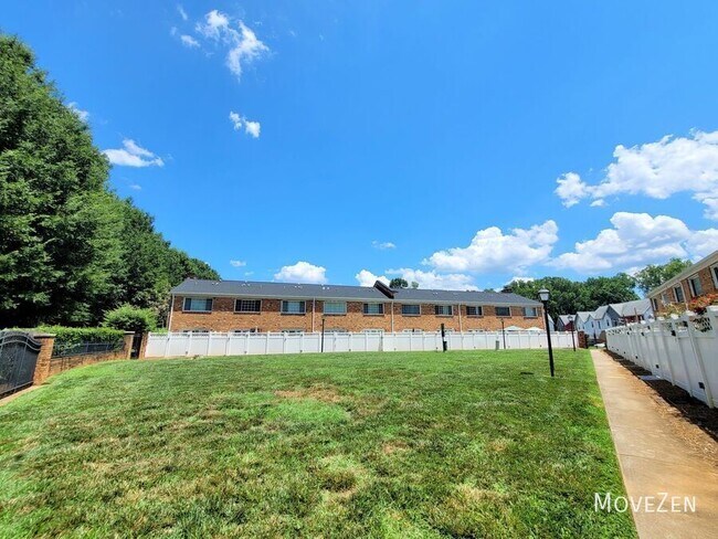Building Photo - 1336 Green Oaks Ln