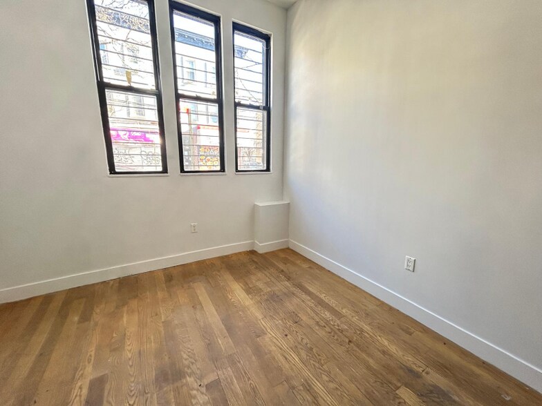 Building Photo - 398 Crescent St.