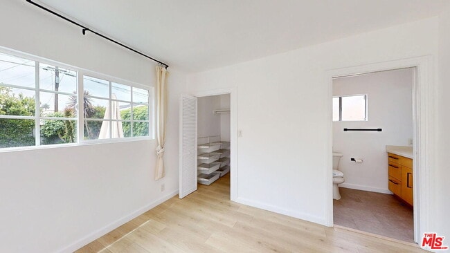Building Photo - 2032 W 80th St