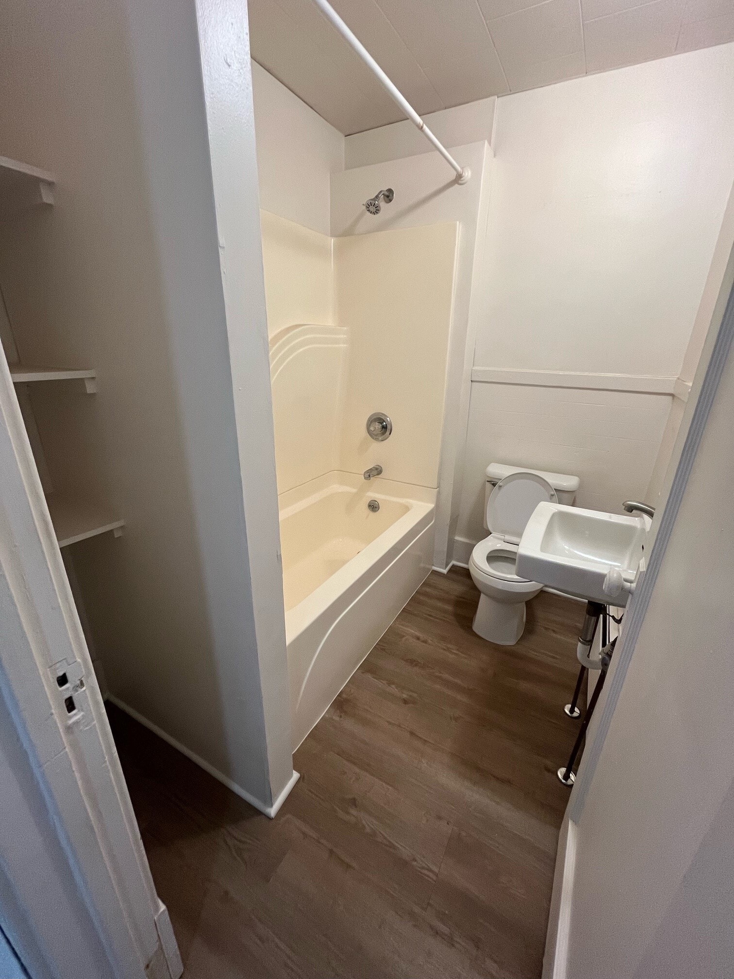 Building Photo - 1551 Hertel Ave