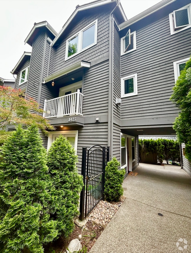 Building Photo - Madison Park Townhome